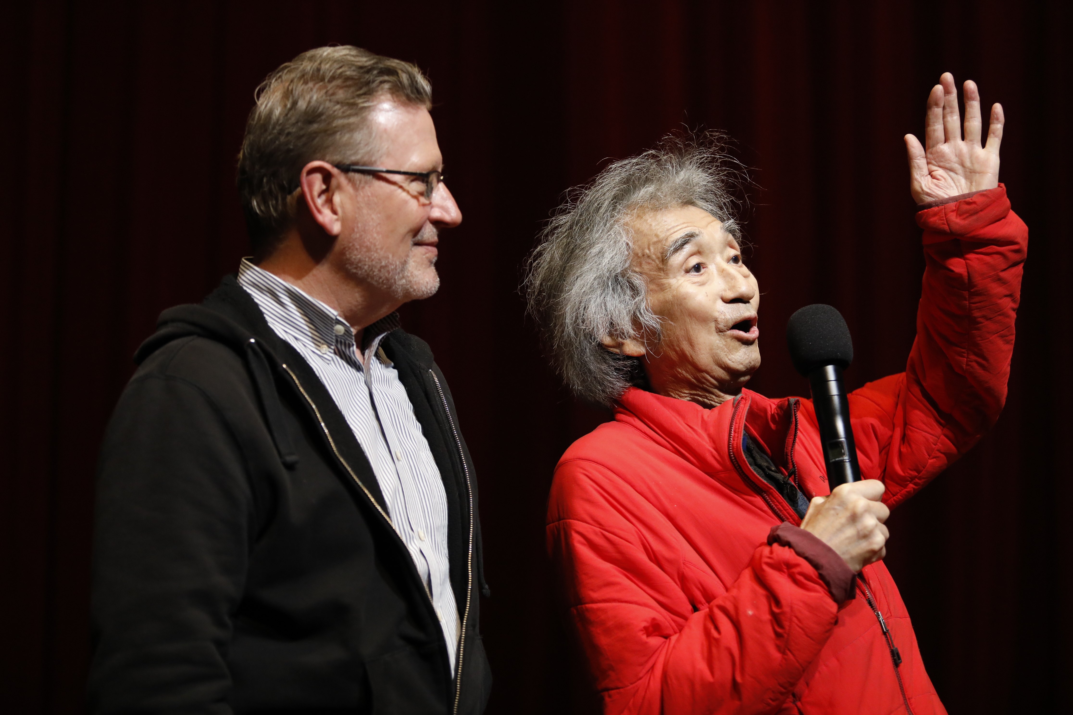 長期執導音樂塾歌劇的大衛．尼斯（左）與小澤征爾（右）於2017年音樂塾現場（圖／muzik提供，&copy;Michiharu Okubo）